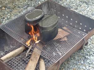 火をおこして２つの飯盒を乗せた様子