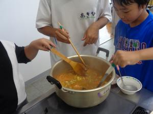 鍋の中のカレーをゆっくり混ぜている様子