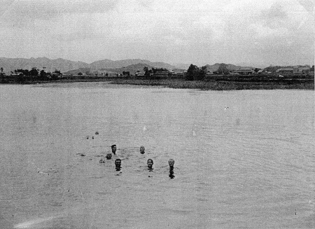 写真：水泳をする捕虜