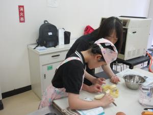むいたバナナの皮をまな板に見立ててその上で飾り用に5ミリの厚さにバナナを切る様子