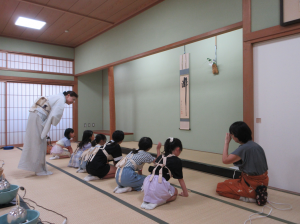 今日の床の説明を聞く受講生の子ども達