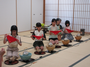 袱紗の使い方を習う受講生の子ども達