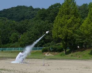 液体窒素を注入したペットボトルロケットが飛ぶ様子