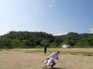 空気圧を利用したペットボトルロケットを飛ばす様子