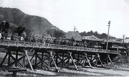 写真：蓬莱橋（西脇市）を渡る捕虜の隊列
