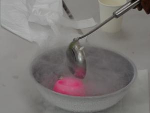ピンクのゴムボールを液体窒素に浸している様子