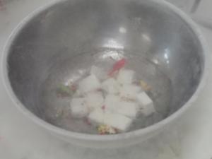 消しゴムを液体窒素に浸す様子