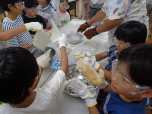 ペーパーを液体窒素に浸しても粉々にならない実験の様子