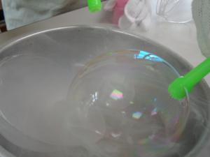 シャボン玉を凍らせる実験シャボン玉の様子