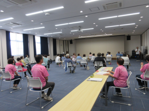 暑いなか集まっていただいた受講生の皆さんに謝辞を述べている館長