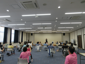 曲に合わせて今日の動きを復習する受講生の皆さん