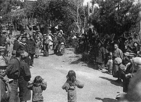 写真：近隣住民たちとの交流