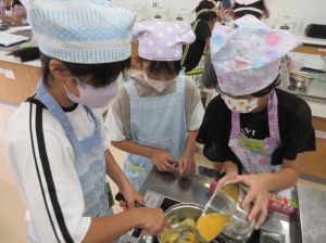 女子チームの、手際よく作業している様子