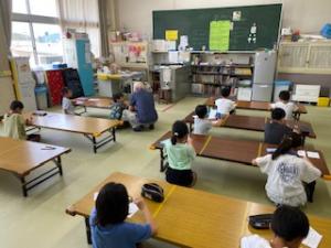 一生懸命、字の練習をする子供たちの様子