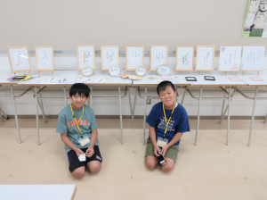 出来上がった作品の前で笑顔を見せる子ども達