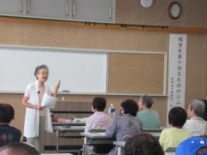 講師が受講生に向けて野菜の栄養価値について説明しているところ