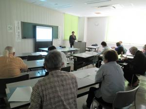講師の話を真剣に聞く講座生の様子