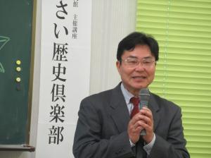 歴史研究家　鈴木俊章氏が講座生に笑顔で話している様子