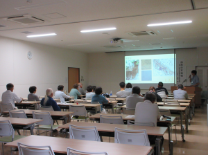 多くの実物写真を示しながら講義する講師