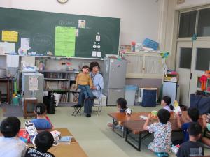 腹話術を座って観賞している様子