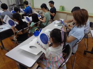 星座早見板を作る親子