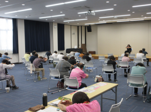 椅子に座って、整理体操をする受講生の皆さん