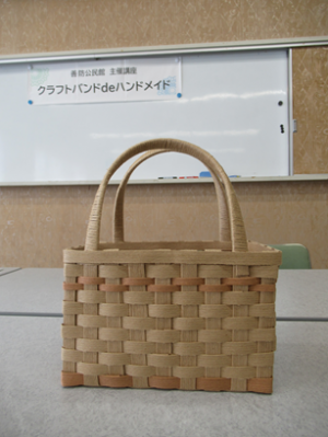講師が見本で用意された今回作成するラブリーバスケットの完成品。持ち手付きの四角いバスケット。