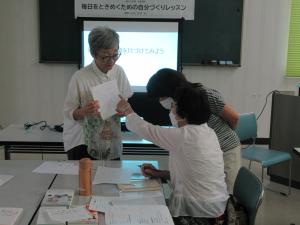 受講生が持ち寄った書類を1枚づつ手に取って講師と一緒に要不要を判断している様子