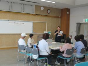 講師からはじめに説明を受ける講座生
