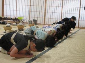 茶道の基本も礼に始まり礼に終わるがごとく真の礼をする受講生