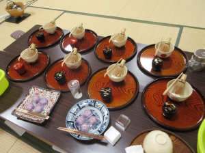 本日のお茶請けとなった桔梗の花びらを形どった和菓子