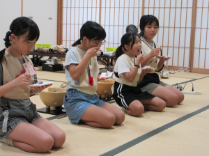 甘いお菓子を頬張り愛くるしい笑顔を見せる受講生