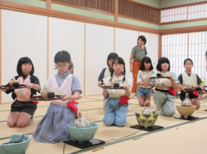 結構なお点前を見せる受講生の子ども達