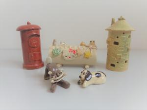 郵便ポスト型の貯金箱や小型マスコット、キャラクター置物等の写真