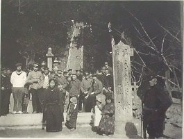 image:A commemorative photograph taken at the entrance to the Ichijoji Temple