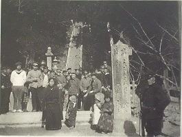 写真：一乗寺入口での記念写真