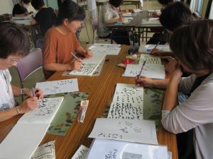 リズムに乗せて波打つような線を練習している様子