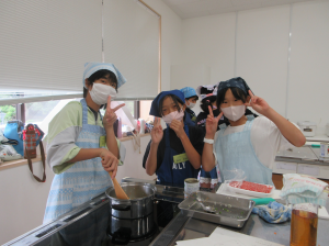 カレーを煮込む間にちょっと一息、ピースサインをする受講生の子ども達