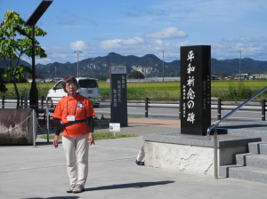 平和祈念の碑の前でお話しされるボランティアガイドさん