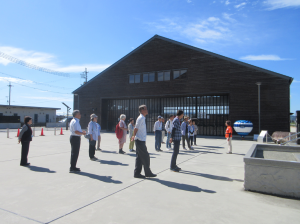 平和記念の碑の前で黙祷をする受講生の皆さん