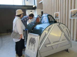 紫電改のコックピットを注視する受講生