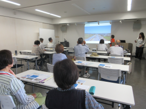 研修室にて周辺遺跡の説明を聞く受講生の皆さん