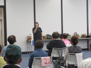 元気いっぱい受講生にお話をされる深澤先生