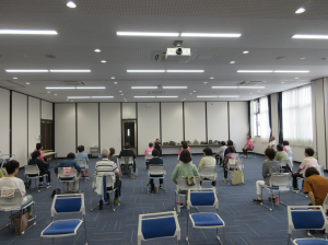 視線を変えるために会場座席の向きを反対にした受講生の皆さん