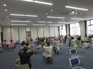 自分の効き目の見つけ方を教わり実際にやっている受講生の皆さん