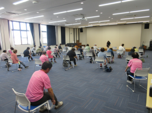 講座の最後は正面を向き今日の動きの復習をする受講生及びサポーターの皆さん