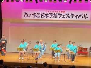民謡フェスティバルで演奏する三味線教室のグループ生の様子
