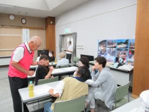 日頃の防災で地域での問題点や心配なことなどをグループで話し合う様子