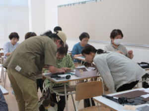 講師の机間指導に受講生が集まってくる様子