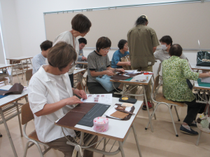 受講生同士で教え合っている様子